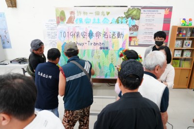 參與活動人員及部落居民踴躍於命名見證板上簽名，一起為Lahuy･Tranan保安林命名做見證。(林業保育署新竹分署提供)