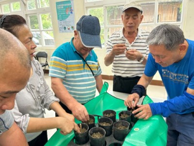 部落居民動手扦插。(林業保育署新竹分署提供)