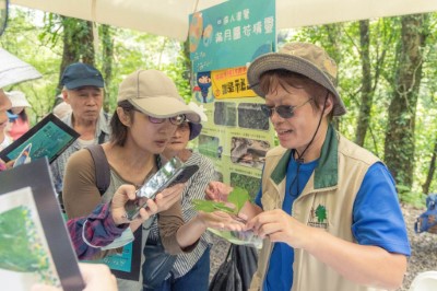 國家森林志工使出渾身解數，提供豐富生動的互動式解說(滿月圓遊客中心提供)