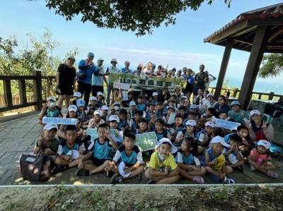 新埔國小師生總動員，攜手將珍稀植物重回土地公懷抱。(林業保育署新竹分署林葭瑀提供)