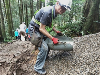 志工整修步道(攝影：林業保育署新竹分署提供)