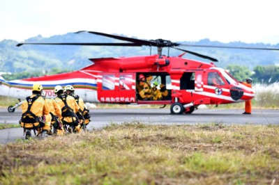 護管員與空勤直升機進行吊掛訓練（林業保育署新竹分署提供）