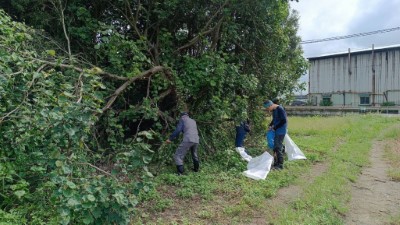 參與民眾和大湖站同仁共同努力除蔓2(新竹分署提供)