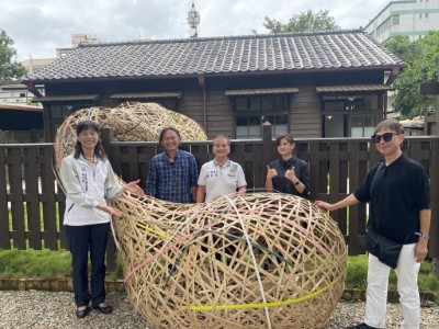 「竹東林業故事特展」展覽開展邀請參與貴賓在地方共創參與的竹編藝術裝置留下祝福話語。(攝影：林業保育署新竹分署)