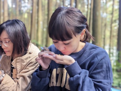 學員用嗅覺認識與感受國產林木(林業保育署新竹分署提供)