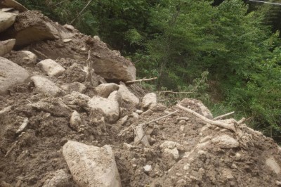 霞喀羅國家步道21.6K處上邊坡持續土石崩落，該路段無法通行。（林業保育署新竹分署提供） 