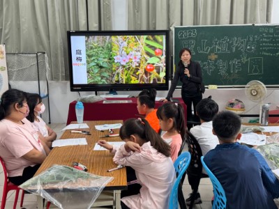 林業試驗所透過投影與實體樣本介紹庭梅的植物特徵與保育價值，搭配標本製作指導，將植物知識融入實作教學之中。(林業保育署新竹分署提供)