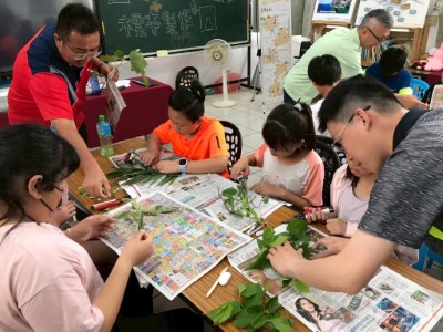 植物標本製作實作，學習如何挑選、排列與固定葉片，體驗植物分類與科學記錄流程。(林業保育署新竹分署提供)