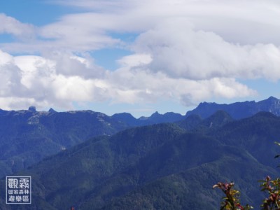 榛山觀景平台能飽覽聖稜線美景，是園區裡展望最佳的地點之一。（森之形自然教育團隊提供）