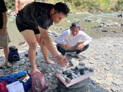 民眾違規以自備木炭生火，經勸導後將火澆熄(林業保育署新竹分署提供)