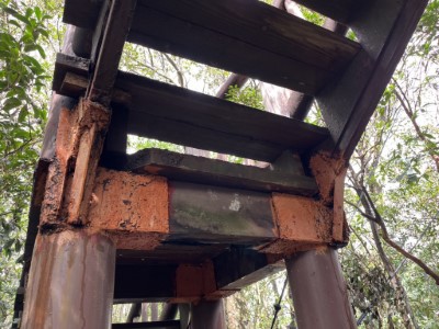 階梯支撐柱焊接處斷裂及接合板鏽蝕(林業保育署新竹分署提供)
