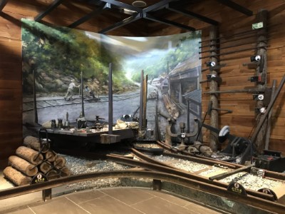 烏來林業生活館內台車文物展示(烏來林業生活館提供)