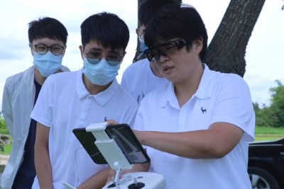 協力專家雲科大陳靜茹老師團隊正指導學生進行空拍工作，此技術應用有助於克服山區地形限制，並為未來大紫蛺蝶棲地監測與管理提供可靠科學依據。(林業保育署新竹分署提供)