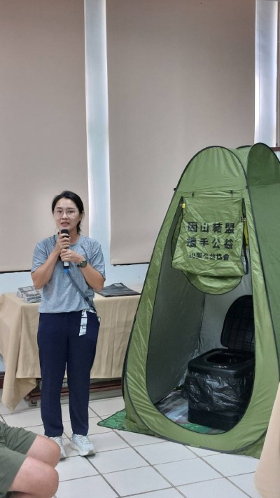 圖3_山盟公益協會說明如何使用排遺攜出設備_照片新竹分署提供