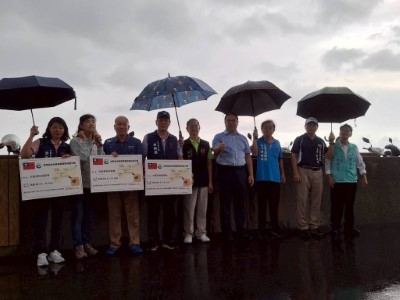 圖二、林業保育署新竹分署夏榮生分署長與內海、沙崙、圳頭三里里長共同頒發「大園濕地」保安林身分證，內海、沙崙、圳頭即日起「大園濕地保安林」正式命名(新竹分署提供)