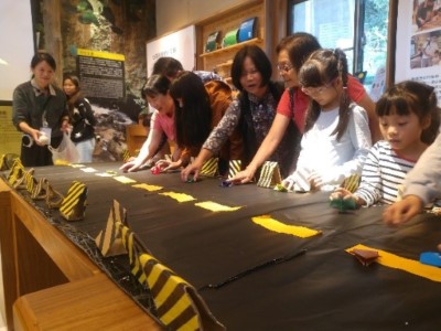 圖片6、化身呱德體會蛙蛙橫越馬路至溪流的艱辛