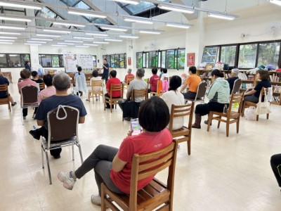 圖一、小花蔓澤蘭特性講解(新竹分署提供)