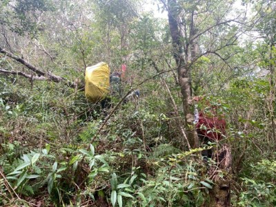 圖六、特遣隊員負重行進時，沿途比對離線地圖及劈荊斬棘尋路。(林業保育署新竹分署攝影)