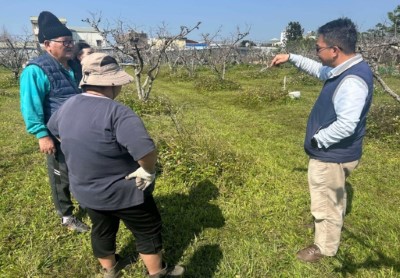 圖三、陳興宗老師於農友田區進行輔導。(生多所提供)