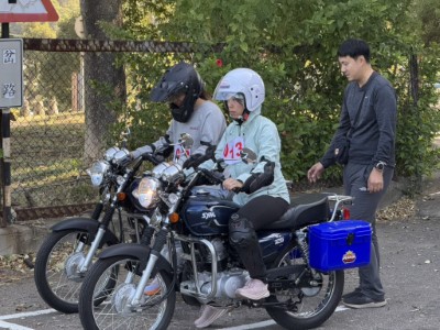 圖二、新竹分署向考生說明循環檔機車測驗項目及注意事項(新竹分署提供)