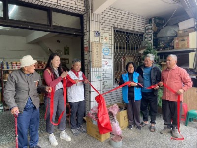 圖一、林業保育署新竹分署秘書周以哲、桃山村村長陳素蘭、尚和商店老闆葉正華及其父親葉老先生，還有部落耆老共同為保育柑仔店揭牌。