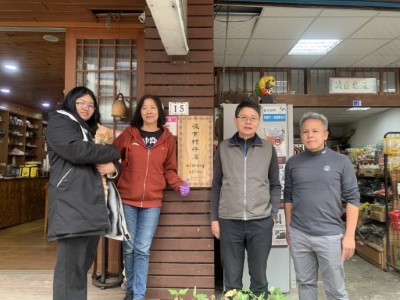圖五、新竹分署大溪站主任吳學平於下巴陵部落奧莉薇複合式餐飲(凌角商店)與老闆娘及部落居民共同為保育柑仔店揭牌