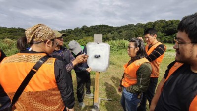 圖四、參訓人員觀察不同槍械彈著點了解使用不同槍彈的效果差異。(新竹分署提供)