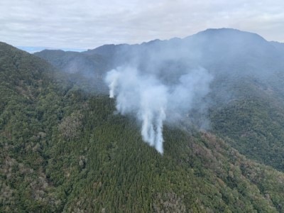 圖1、新竹分署竹東工作站觀霧分站115年1月15日中午時分於樂山林道4.5公里處發現火煙直竄天際，經三角定位確認火場位於北坑山。(新竹分署提供)