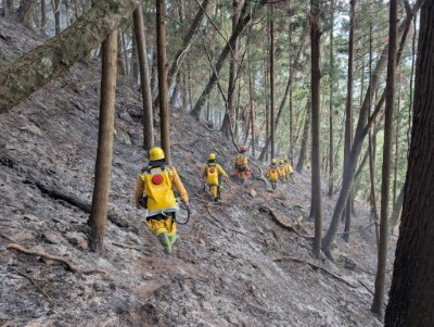 圖7、救火隊員執行火場清理，確認火場已完全撲滅。(新竹分署提供)