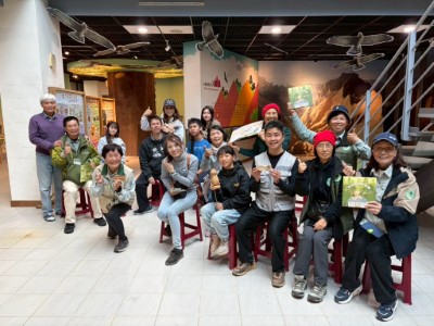 圖七、志工說故事與現場民眾合照（攝影：林業保育署新竹分署提供）