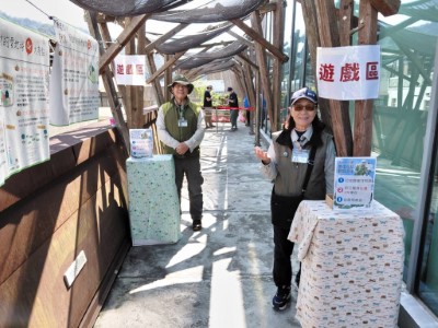 圖二、推廣國產材問答送樹苗活動（新竹分署攝影）